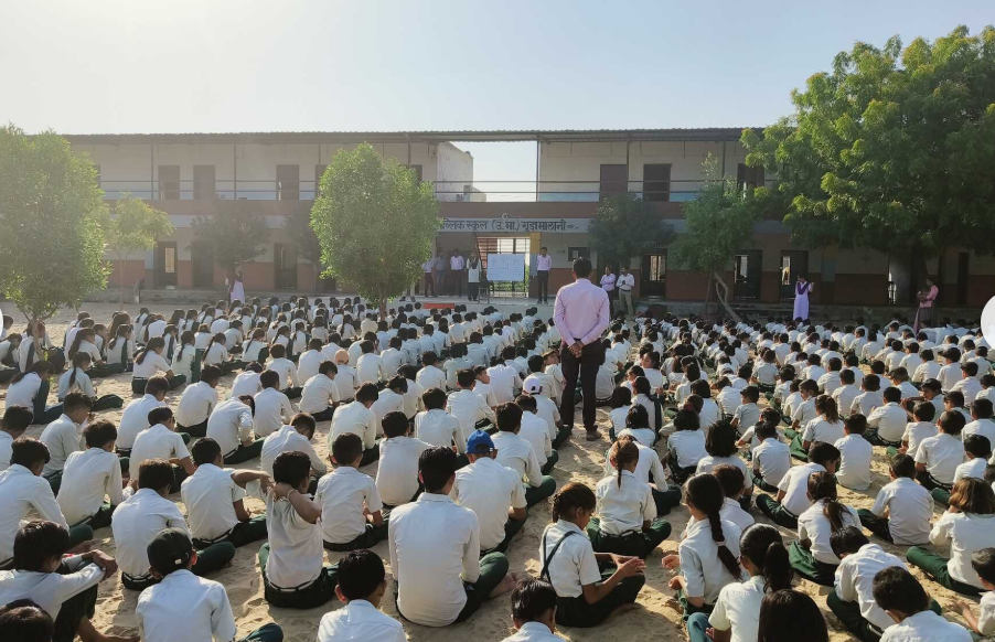 प्रातःकालीन सभा - विद्यालय प्रांगण